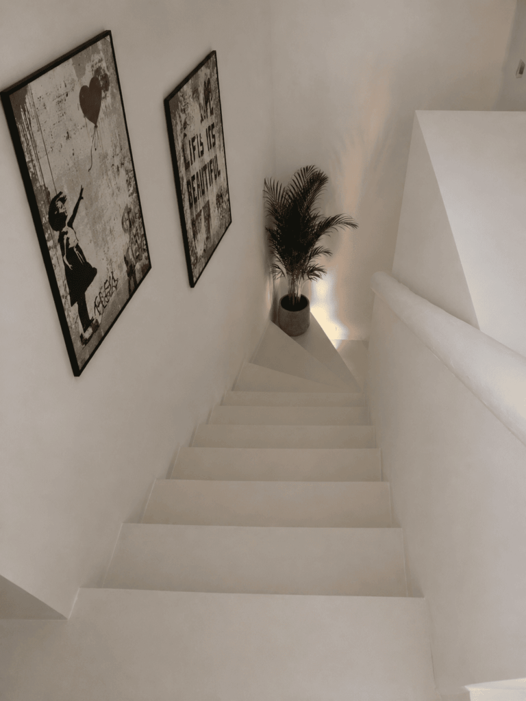 Maison blanche, escaliers enduits — Enduits décoratifs (1/6)